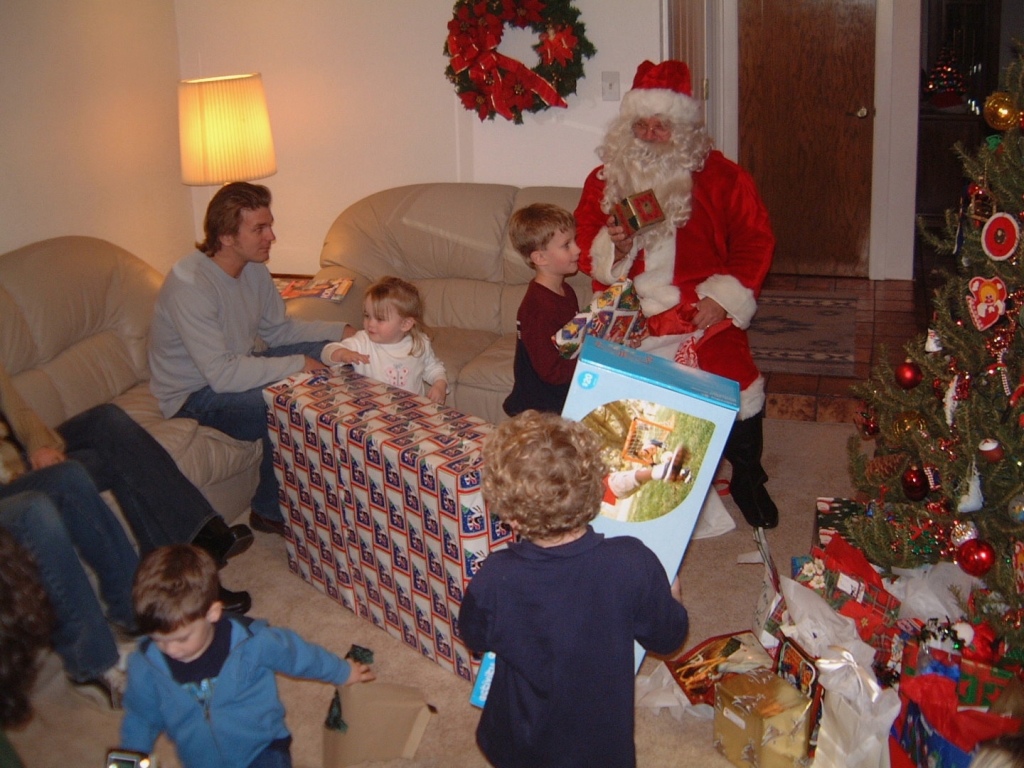 Hildebrand Christmas ScreenSaver/1024x768_2003-12-24-21-Santa-Arrives.jpg